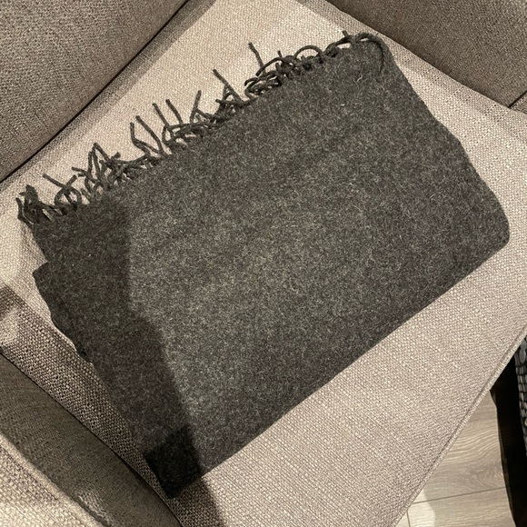 Aritzia Wilfred rectangle heather dark grey scarf - Picture 1 of 2